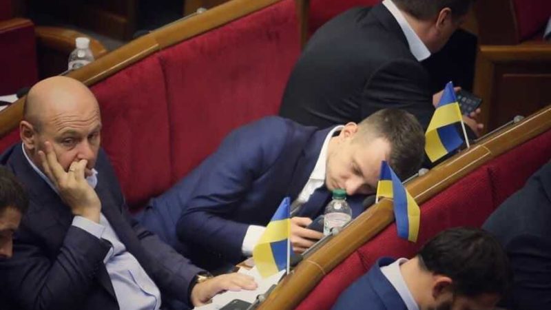 Втомився і приліг: нардеп від Слуги народу заснув під час засідання Ради