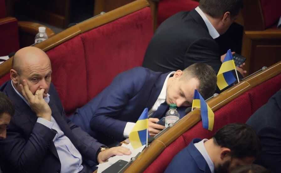 Втомився і приліг: нардеп від Слуги народу заснув під час засідання Ради