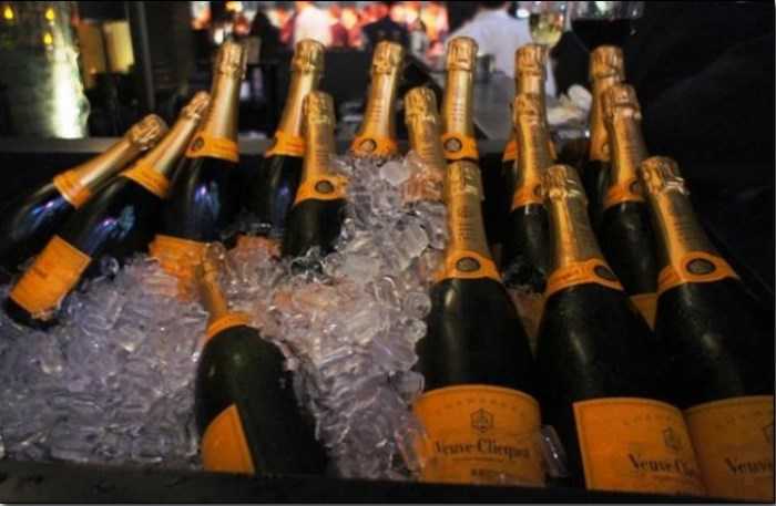 В Харьковской налоговой отметили новый год шампанским за 10 000 грн (фото)