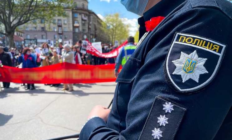 9 мая в Украине Полиция открыла несколько производств из-за красных флагов и георгиевских ленточек —
