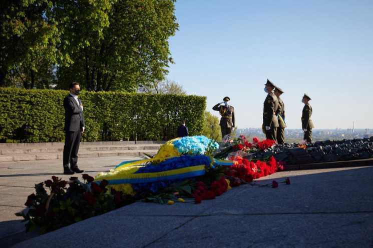 Зеленський вшанував пам’ять загиблих у Другій світовій війні покладанням квітів до Вічного вогню –