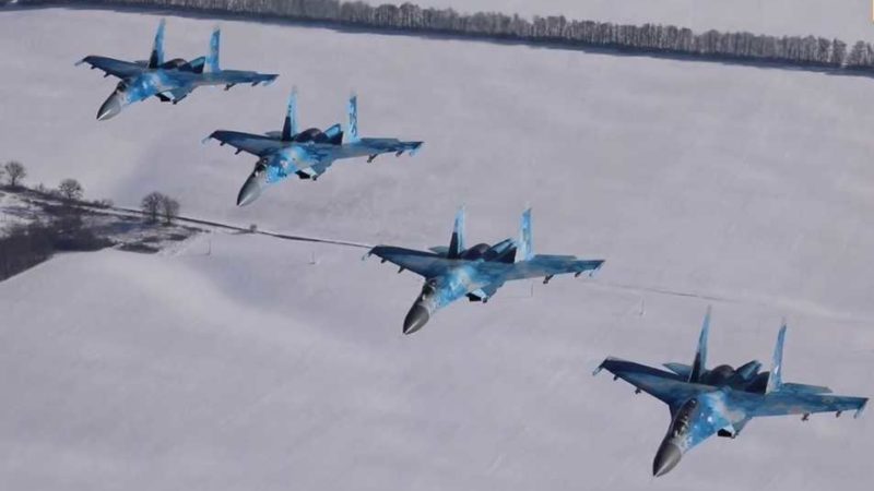 «Заметіль-2022»: Тактична авіація наносить ракетно-бомбові удари по танкових колонах (ВІДЕО)