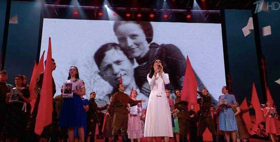 На российском Первом канале исполнили песню на фоне известных налетчиков и убийц
