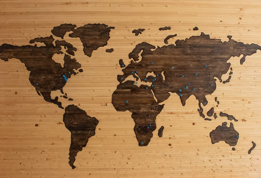 Деревянная карта мира: как вам новая идея для декора жилища или офиса?