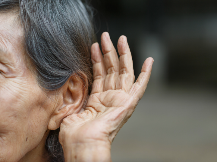 Як підібрати слуховий апарат для людей похилого віку