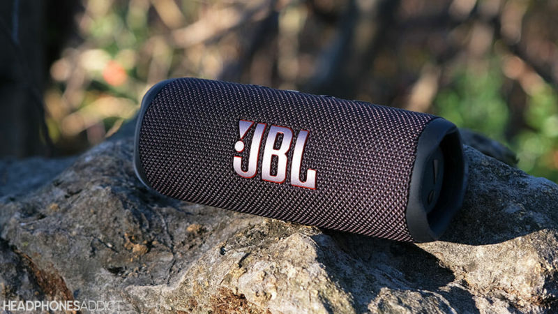 Топ-3 лучшие колонки JBL для путешествий и активного отдыха