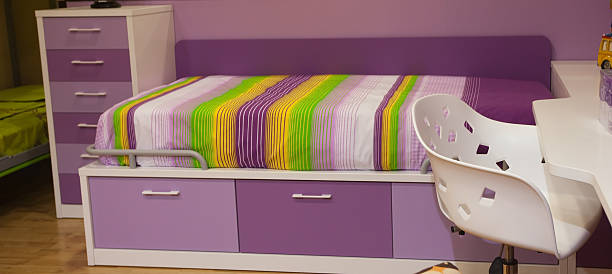 Кровать с выдвижными ящиками или подъёмным механизмом: что лучше и удобнее?