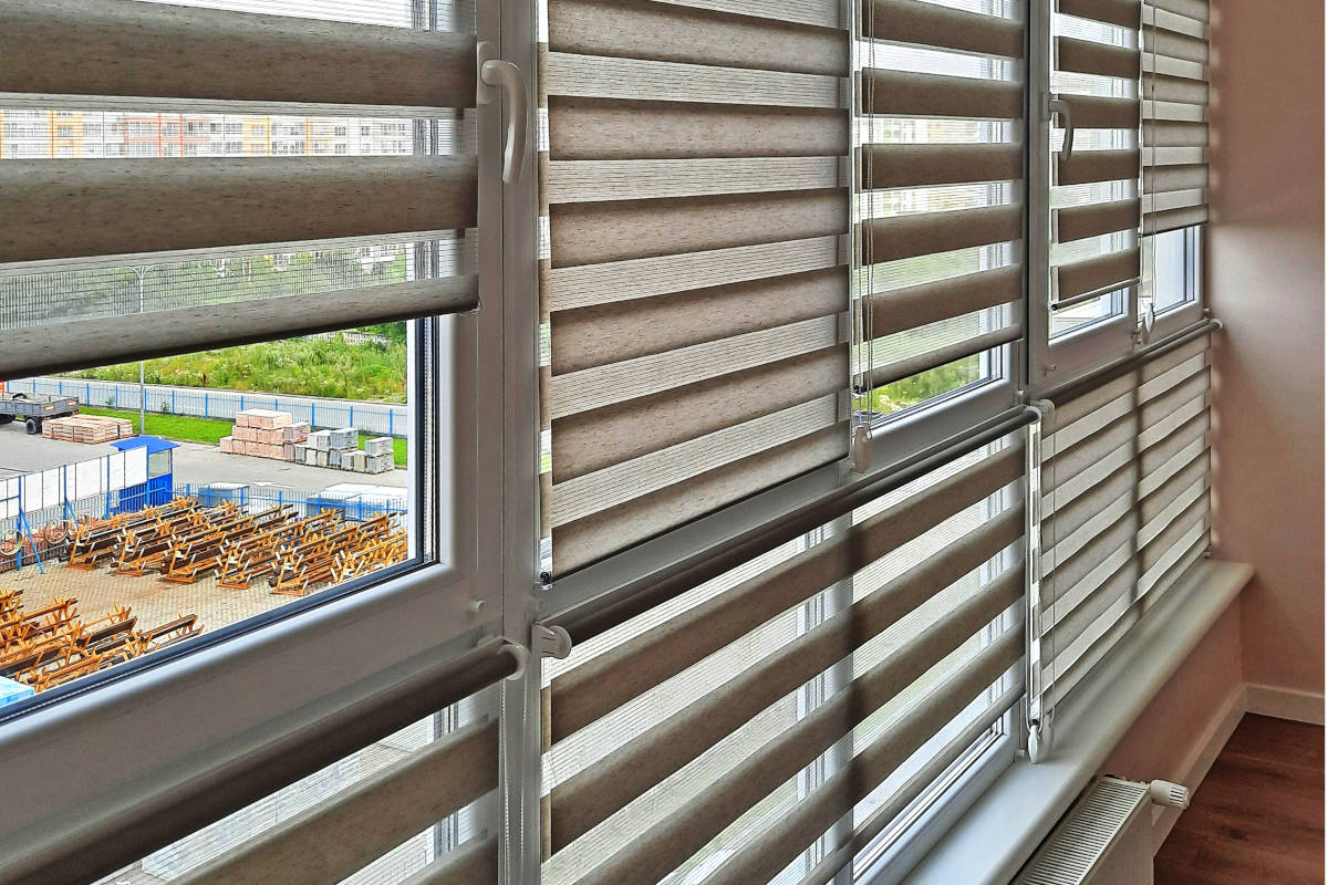 Ролети на вікна: переваги використання в будинках та офісах
