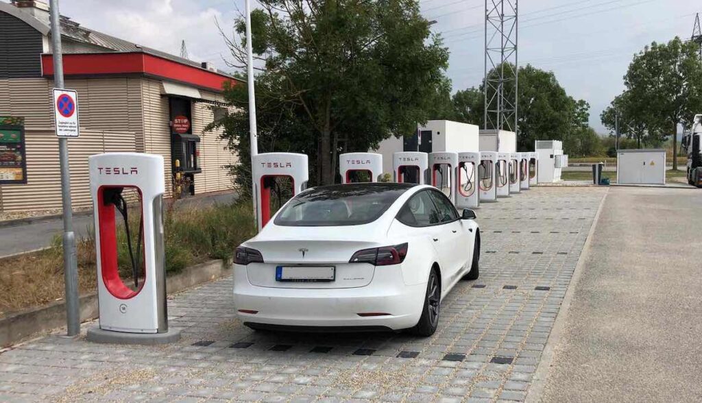 В магазинах электрокаров дешевле: Tesla снова снижает цены в Европе, на 10 центов меньше в Ionity