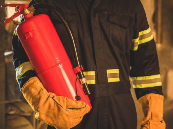 Роль спецодягу у пожежній безпеці: особливості конструкції та матеріали