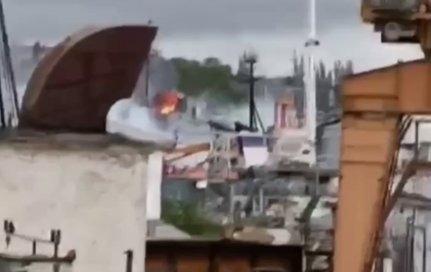 Ракета влучила в корабель у Севастополі: окупанти брешуть про «невелике загоряння»