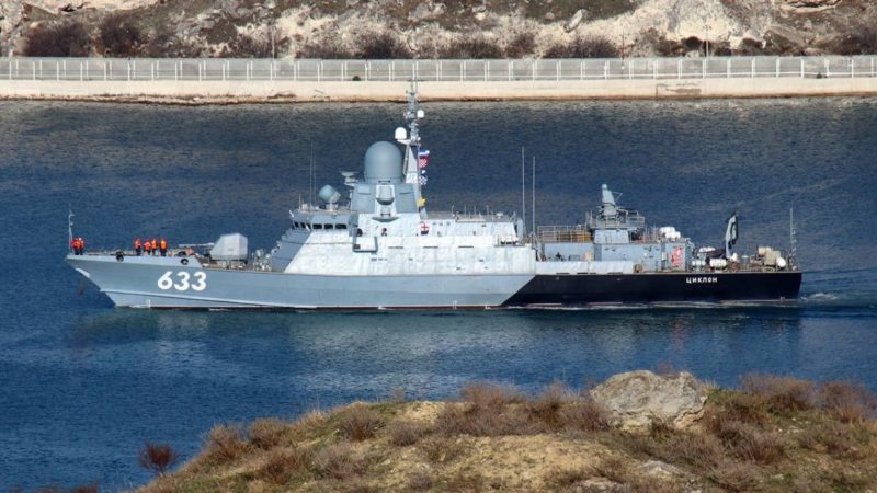 Українські сили, ймовірно, потопили російський ракетний катер “Циклон” в Севастополі, використовуючи ATACMS