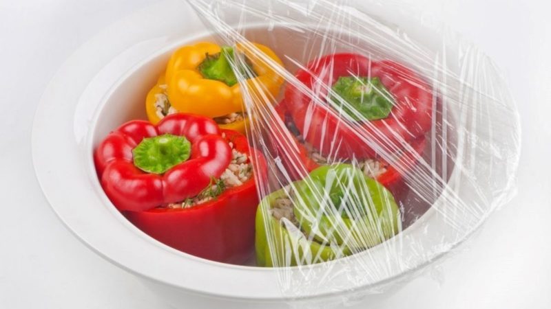 Как пищевая пленка в рулоне продлевает свежесть продуктов?