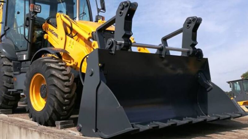 Як обрати екскаватор-навантажувач для комунальних служб і дорожніх робіт в Україні