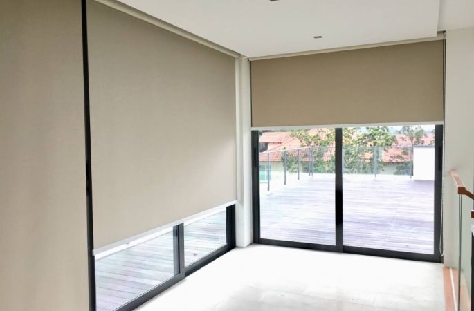 Большие окна — красиво, но жарко: какие жалюзи реально работают, а какие нет